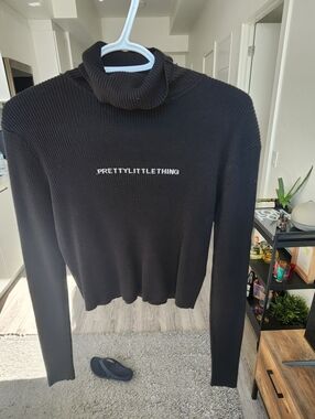 PrettyLittleThing Black Ribbed Cropped Logo Turtleneck Sweater